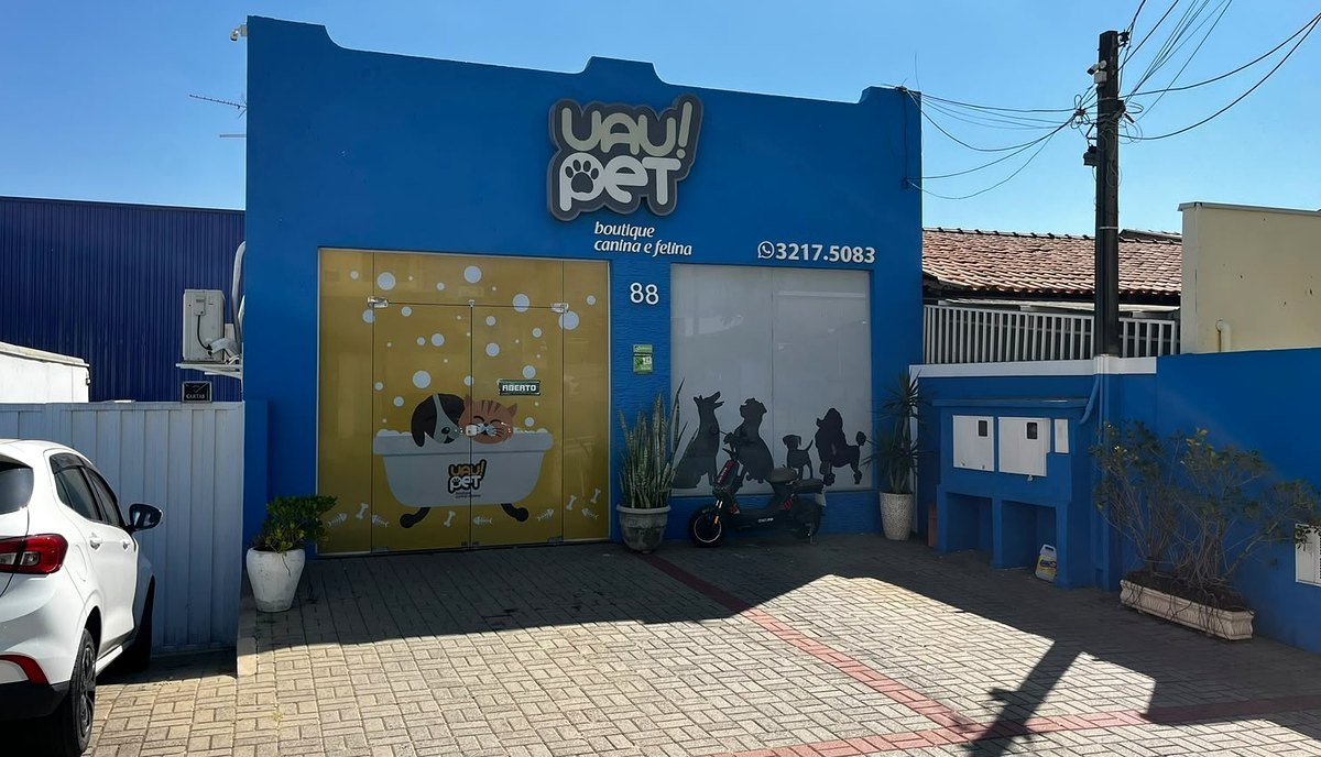 Fachada azul da UAU! Pet na Rua Dom Francisco de Campos Barreto, 88, com vaga de estacionamento em frente
